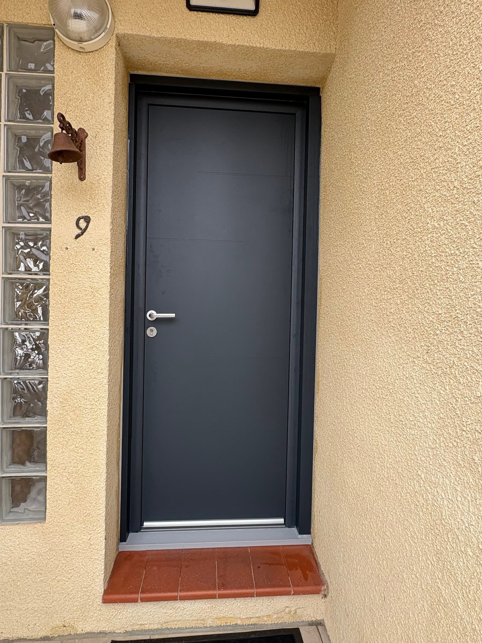 Pose de porte d'entrée
